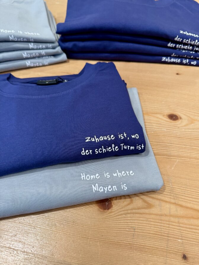 T-Shirt Home is where Mayen is Kleinigkeit – Bild 3
