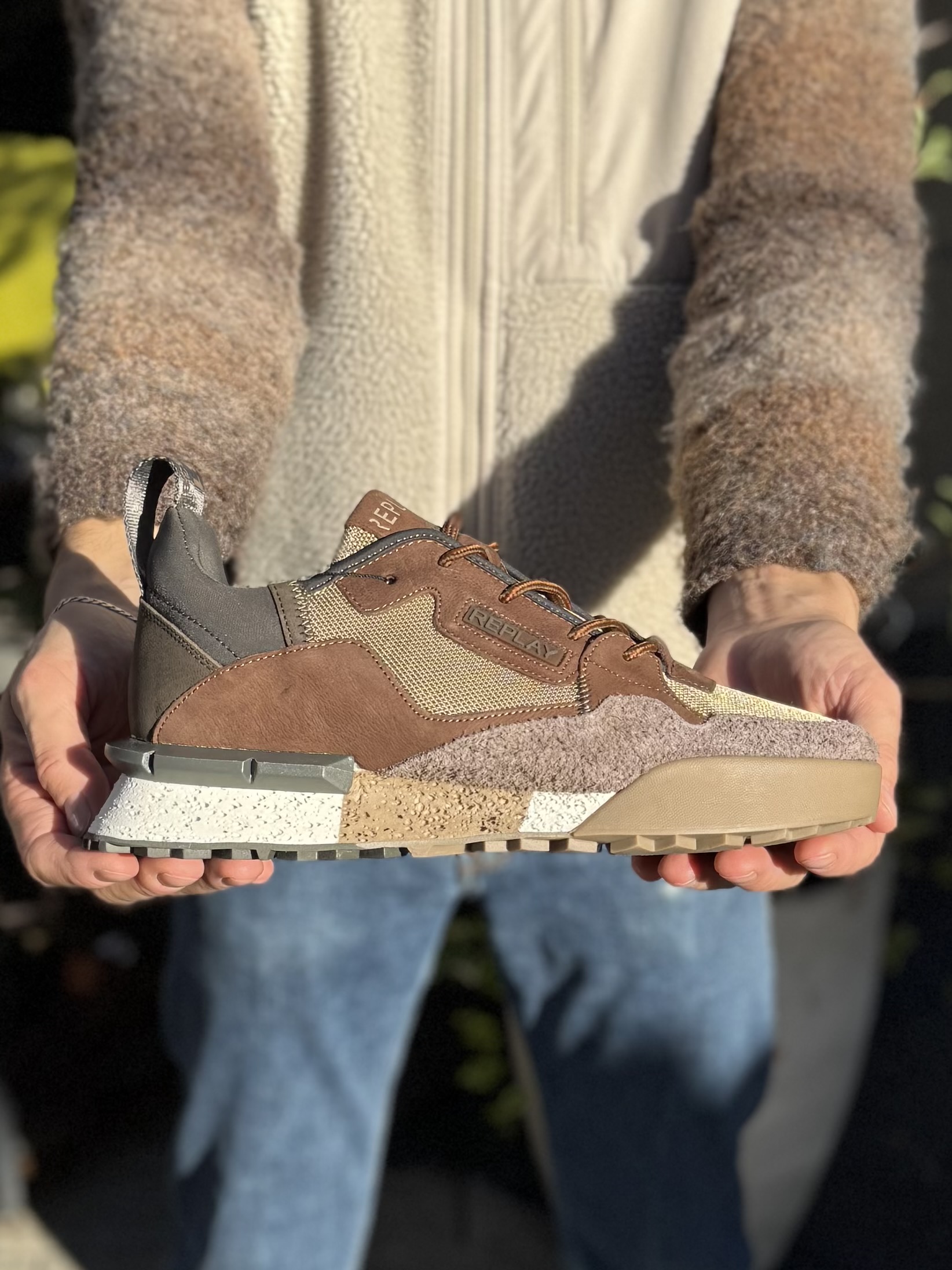 Sneaker Field Melt Replay