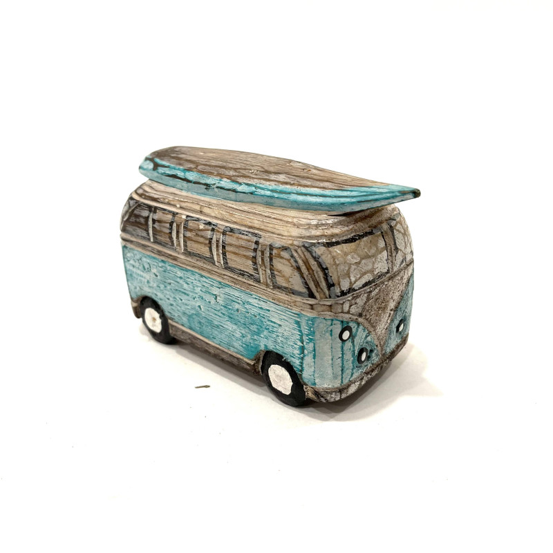 Bus mit Surfbrett aus Holz
